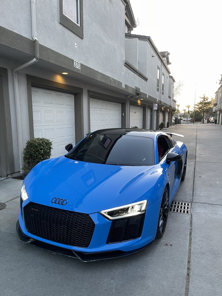 Bright blue Audi R8 wrap